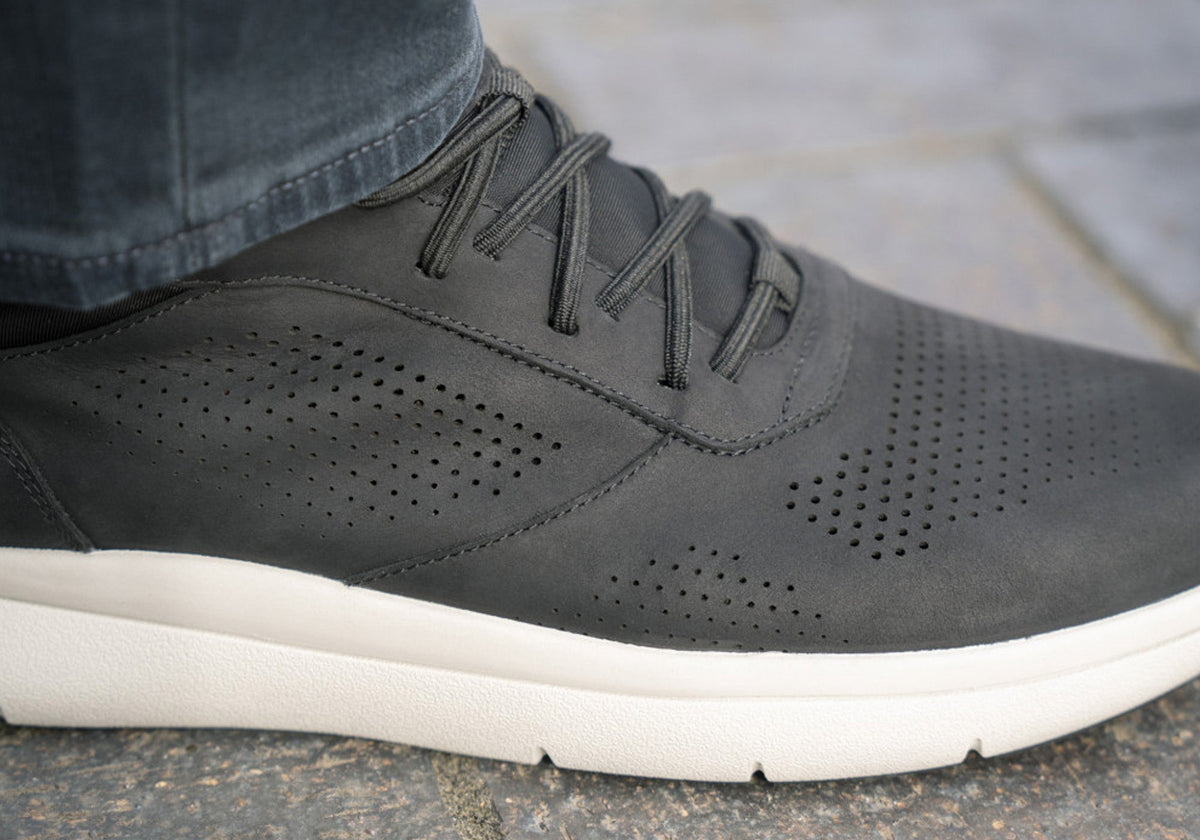 Florsheim Mens Leather EE Extra Wide Fleet Perf Toe Sneakers