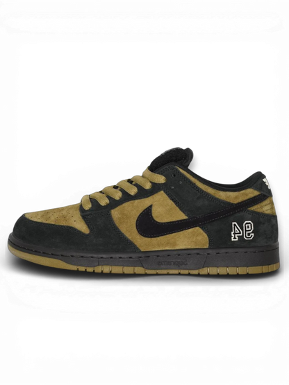 Supreme® Nike SB Dunk Low Camper Green